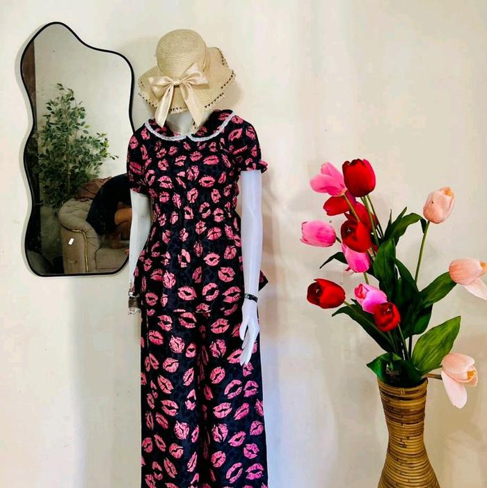 Set Rayon Premium dengan Desain Bibir Merah dan Hitam