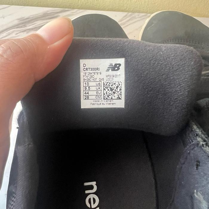 Sepatu New Balance 300 black white ukuran 44