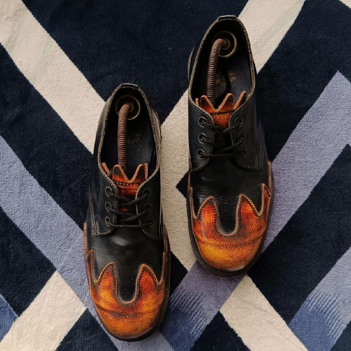 Sepatu Underground England