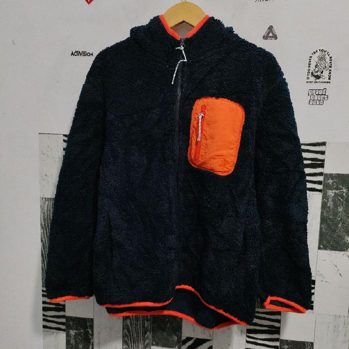 Jaket Uniqlo x JW Anderson motif Polos bahan Sherpa Luar