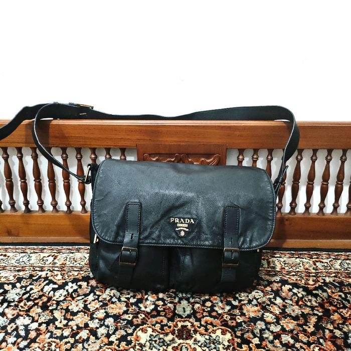 tas sling bag prada warna hitam
