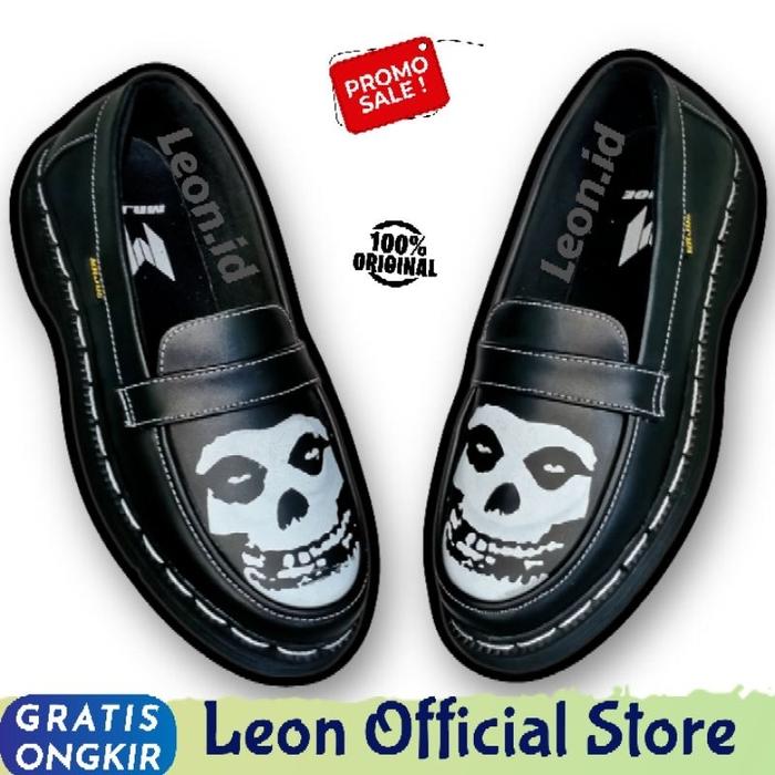 Slip On Loafers Formal Hitam Pria Pantofel Docmart Spikes Misfits Anime Casual Kerja Kulit Original