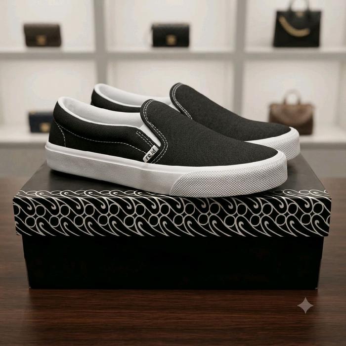 Sepatu Slip-On Kanvas Polos FR ID Casual Santai Size 36-43 + Free Stiker Eksklusif