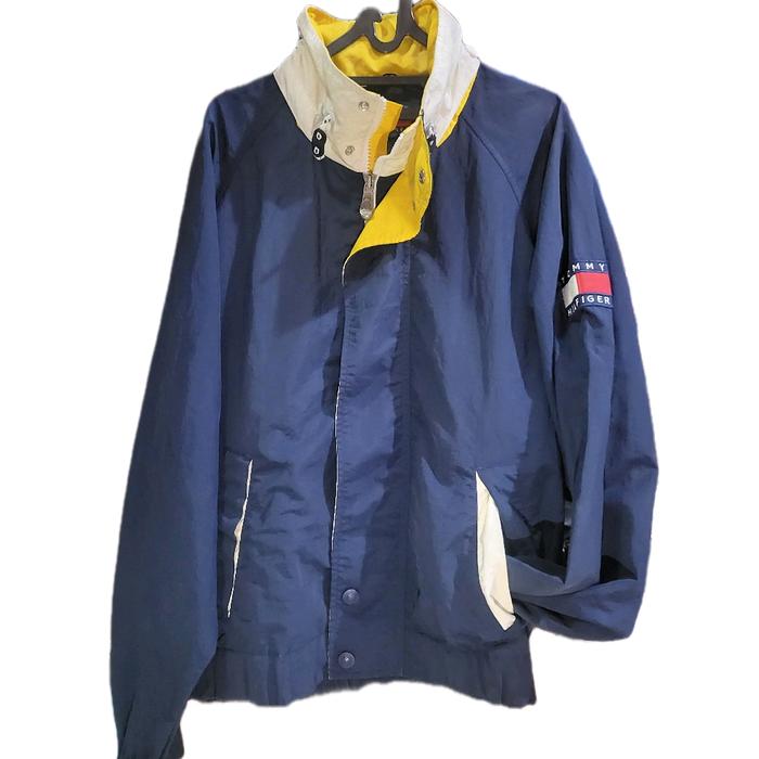 Tommy Hilfiger Jaket Pria L Biru Vintage Windbreaker Hooded Bordir Kondisi Mulus