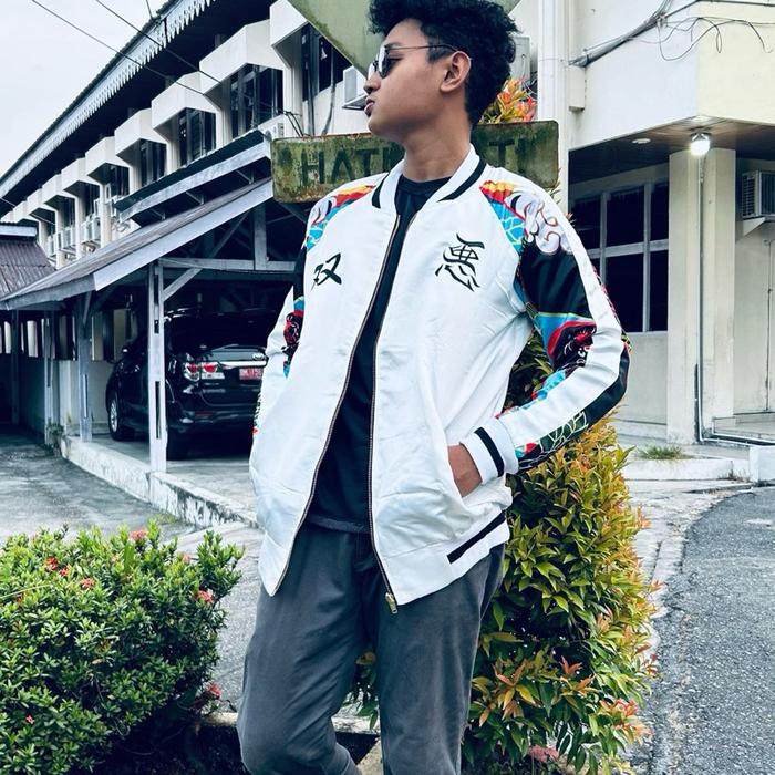 Sukajan smiley jaket white pria