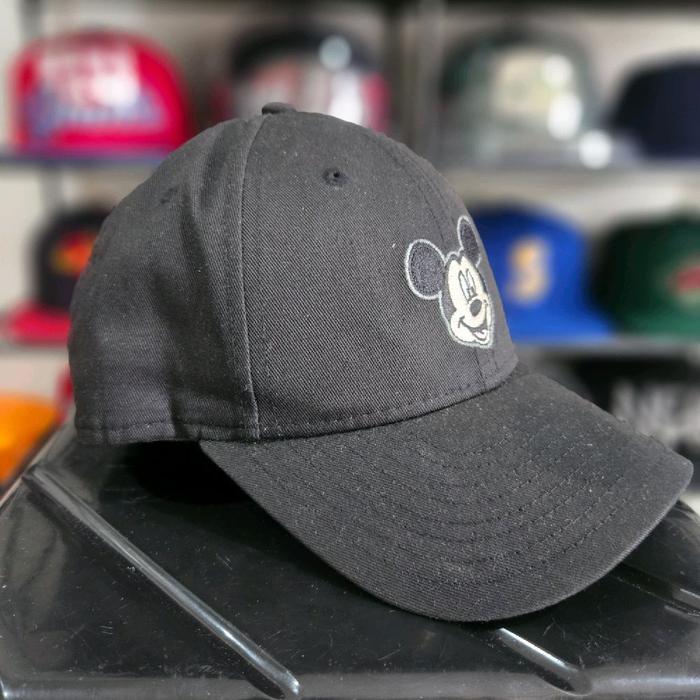 Topi Hitam dengan Logo Mickey Mouse - Aksesori Fashion untuk Penggemar Karakter
