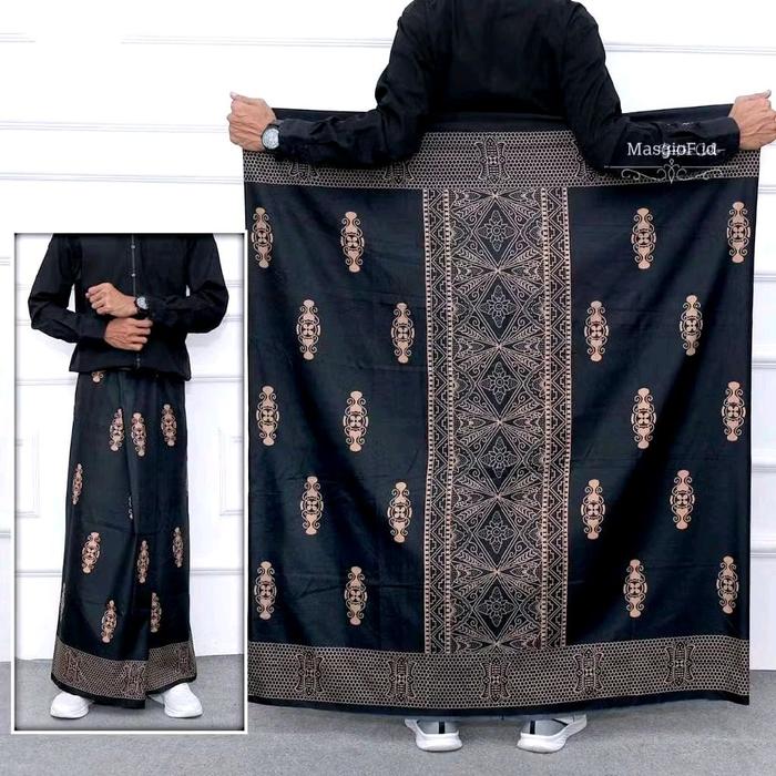 Gus Mus Mulyadi Sarung Motif Tawoon Batik Hitam dengan Desain Elegan dan Detail Ukiran Khas