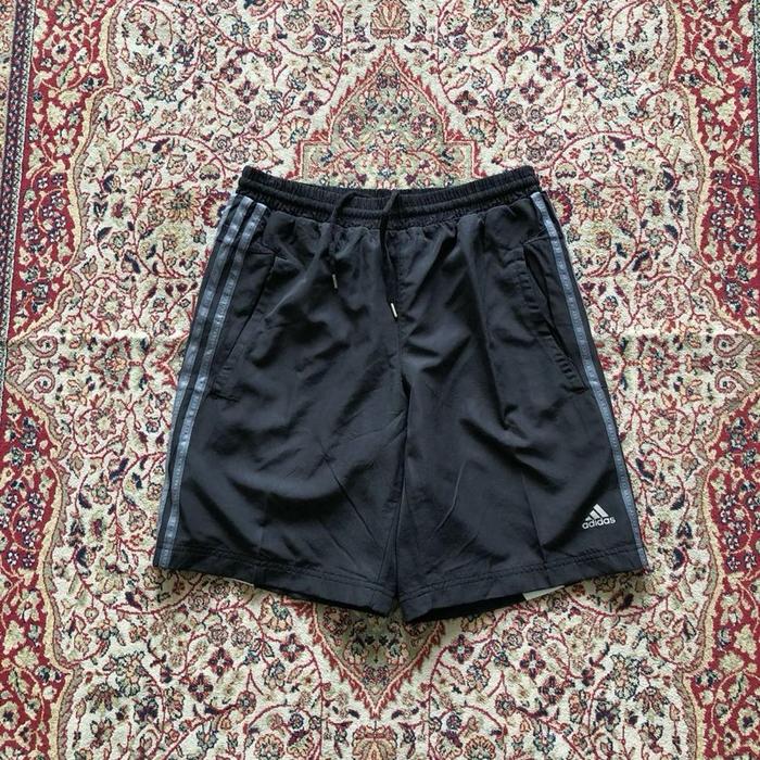 Celana Adidas essential logo 3 stripe short pants Vintage adidas 3 stripes Hi234