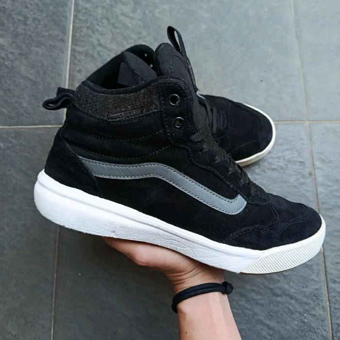 Vans Range Exp Hi Sepatu Sneakers Hitam dengan Detail Abu-abu dan Sol Putih untuk Gaya Kasual
