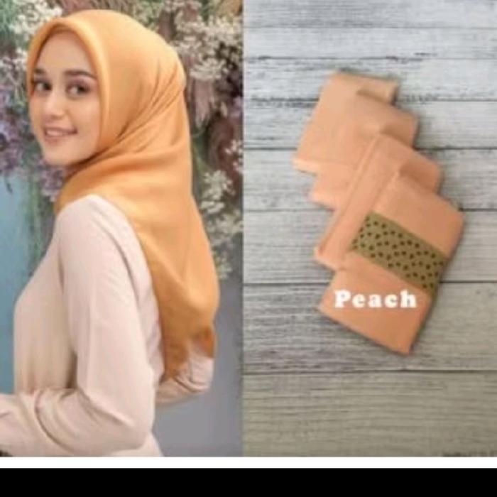 Hijab Segi Empat Voal Polos Warna Peach /Orange Muda dengan Desain Elegan dan Nyaman untuk Penggunaa