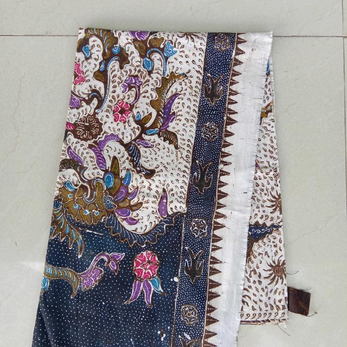 batik tukis merak latar putih mlinjon lembut dg kombinasi warna  putih hitam sangat cantik elegan