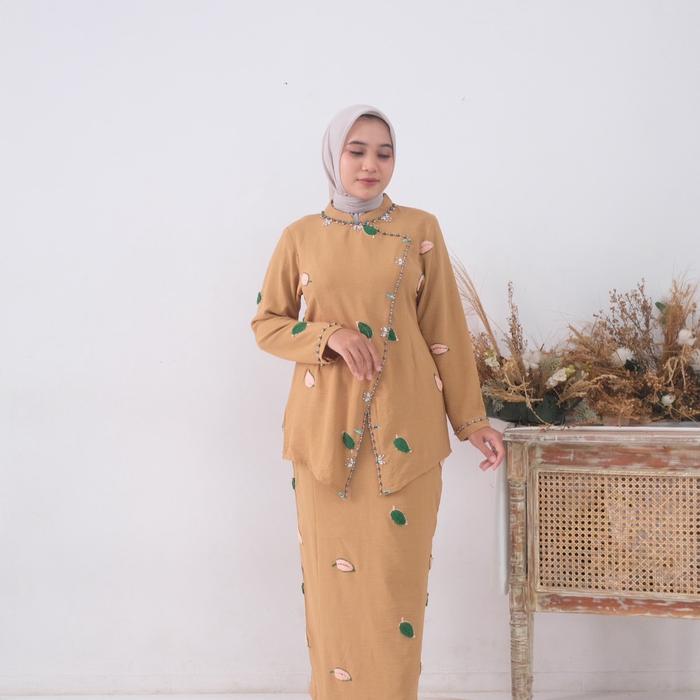 Kebaya set Vivian berbahan cringkle Uragiri yang halus dan tidak nerawang cocok digunakan untuk wisu
