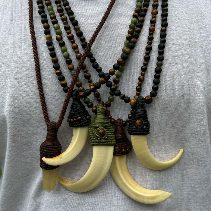 kalung taring babi hutan Kalimantan