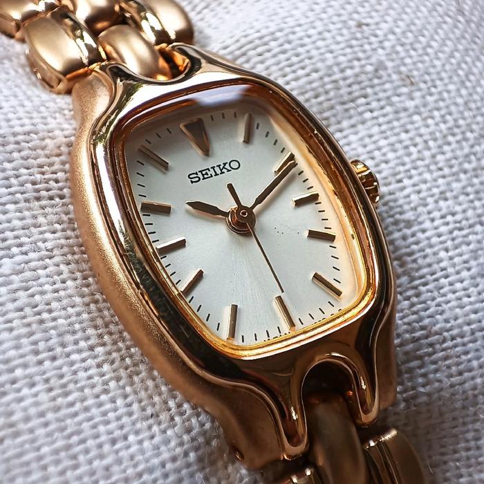 Seiko Vintage Ladies Rantai Gold   Jam tangan klasik dengan desain yang menarik. Cocok untuk wanita 