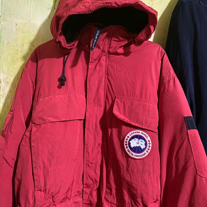 Canada Goose Jaket Merah dengan Hoodie dan Logo Arctic Prodigy untuk Musim Dingin