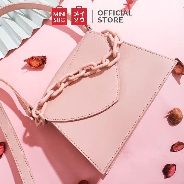MINISO Tas Slempang MINISO Official Store dengan Desain Rantai dan Warna Soft Pink