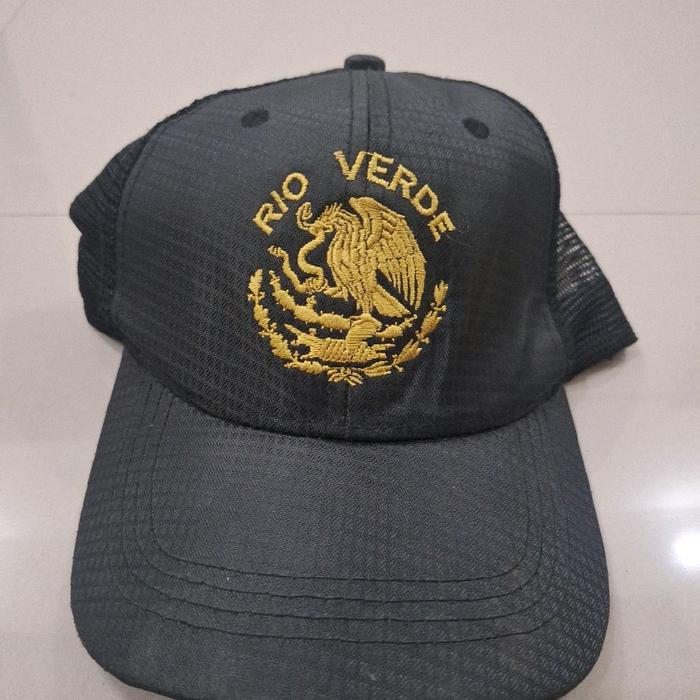 Topi hitam logo ayam trucker