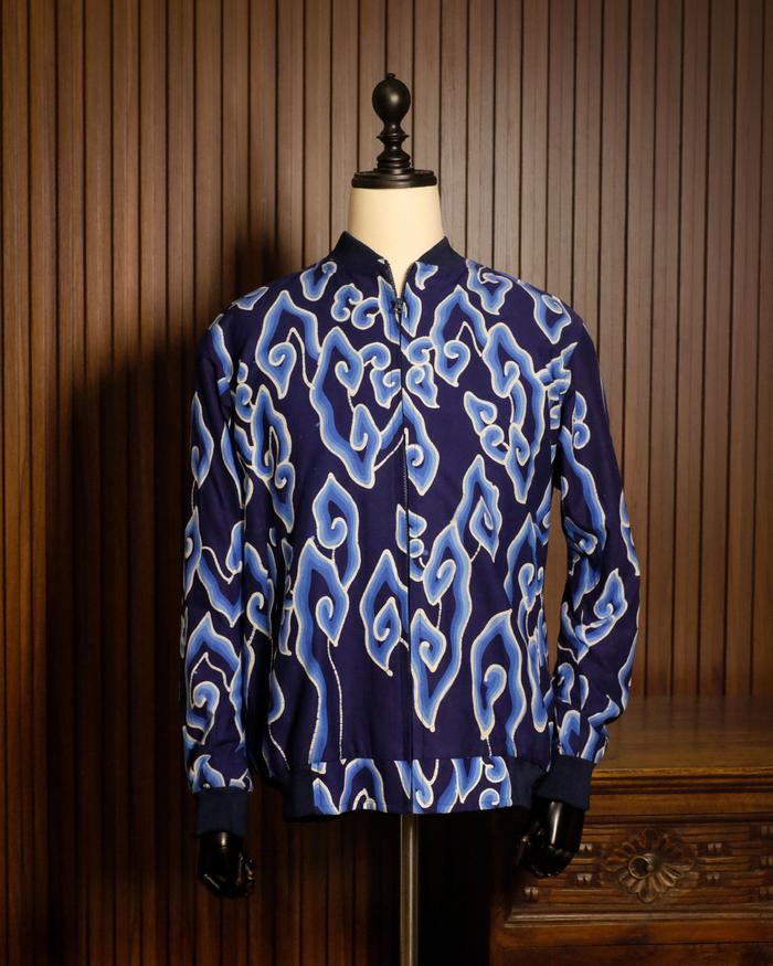 Jaket Bomber Batik Tulis Mega Mendung Soloan Biru Dongker