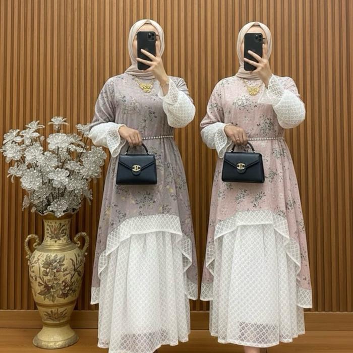 Gamis Elegan dengan Motif Bunga dan Ruffle Putih untuk Tampilan Mewah dan Modis