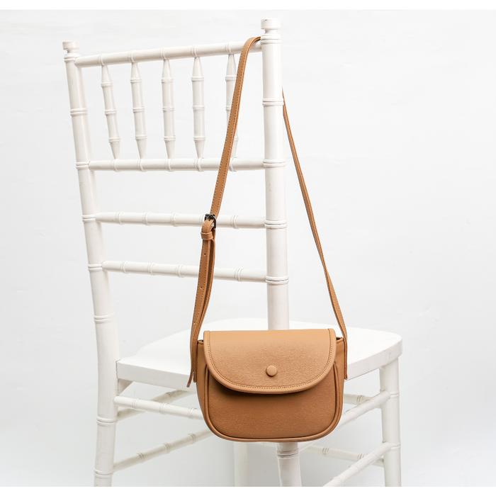 ALINESIA - Gavi Sling Bag | Tas Selempang Wanita Bn Kulit PU Terbaru Model Kancing Warna Hitam Moka 