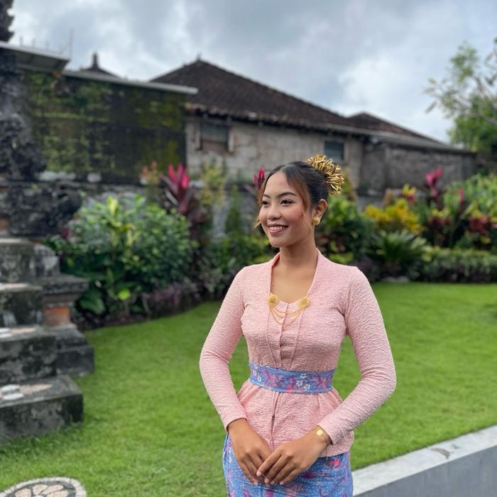 Kebaya hellena berbahan strait yang sangat adem dengan warna pink salmon dengan gliter rose gold yan