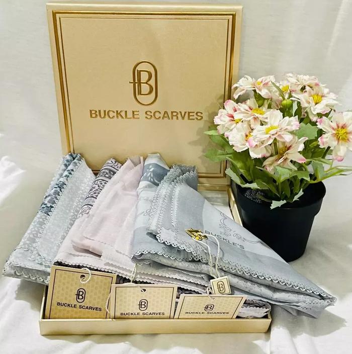 HIJAB SEGIEMPAT MOTIF BOX BUCKLE SCARVES / JILBAB MOTIF SERAGAMAN BOX BUCKLE SCARVES