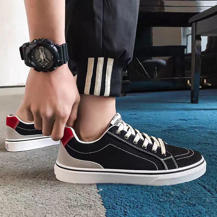 Sepatu Sneakers Import  waktunya borong  cuci gudang dengan harga spesial, siapa cepat dia dapat  se
