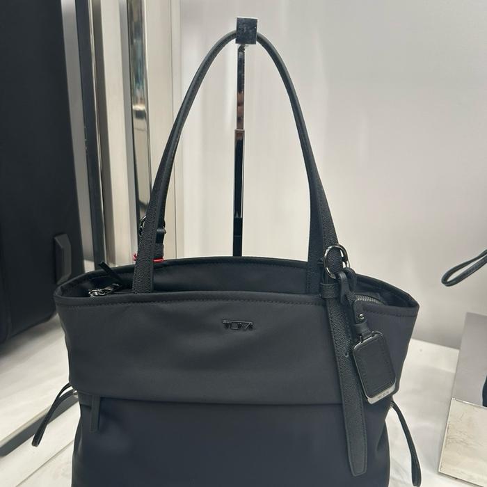 Tumi Cam Small Tote Bag - Tas Tangan Kecil dengan Desain Elegan dan Praktis untuk Penggunaan Sehari-