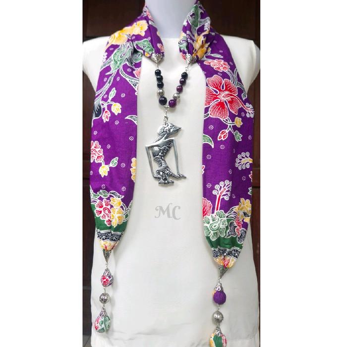 Kalung syal batik ungu etnik dengan liontin wayang besar