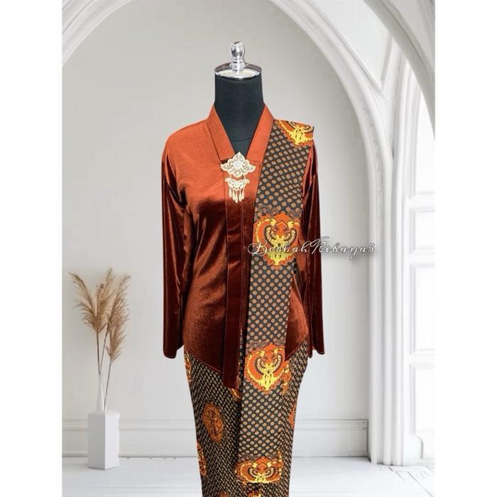 Setelan Kebaya Encim Udru Warna Teracotta / Kebaya + Selendang + Jarik Wiru Plisket Motif Truntum