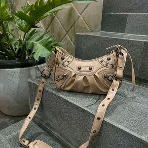 PL tas Lv brandid Tas Bahu Wanita dengan Desain Rivet Elegan dan Tali Panjang untuk Gaya Modern