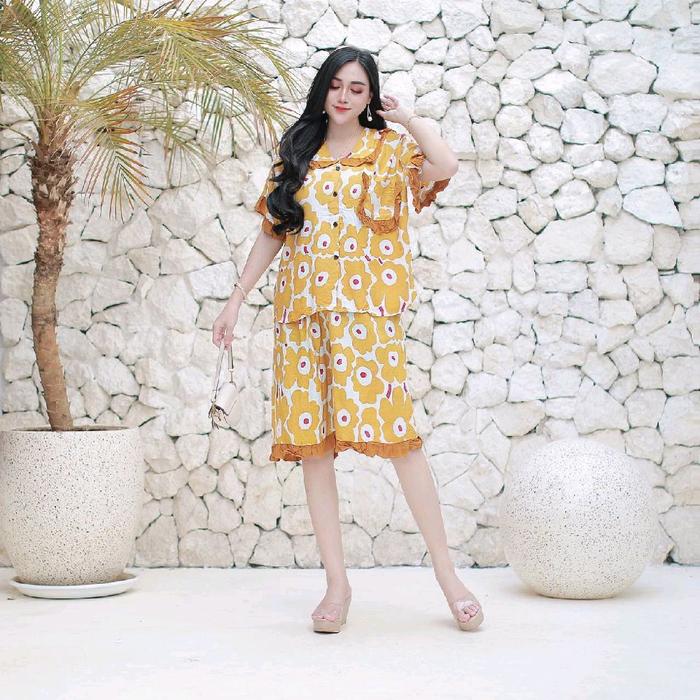 One Set Premium Daster Wanita Motif Bunga Kuning dengan Ruffle Lengan dan Celana Pendek