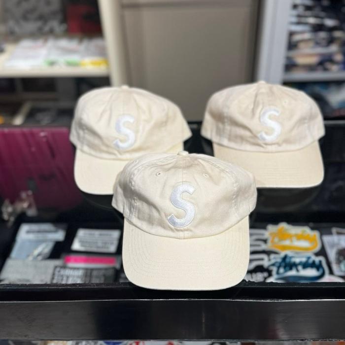SUPREME PIGMENT S LOGO 6PANEL CAP SS25 STONE