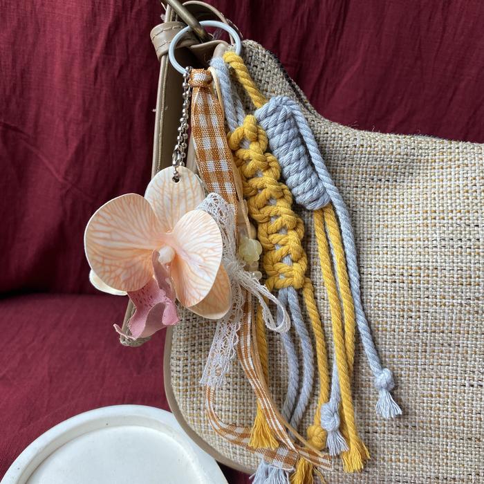 Bagcharm Gantungan Tas Bunga Anggrek Mini Latex Gantungan Tas Macrame
