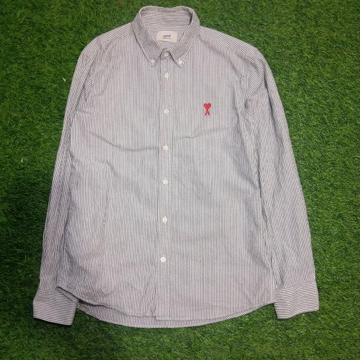 Kemeja Ami Paris Import dengan Desain Striped Elegan dan Detail Bordir Merah untuk Tampilan Modern