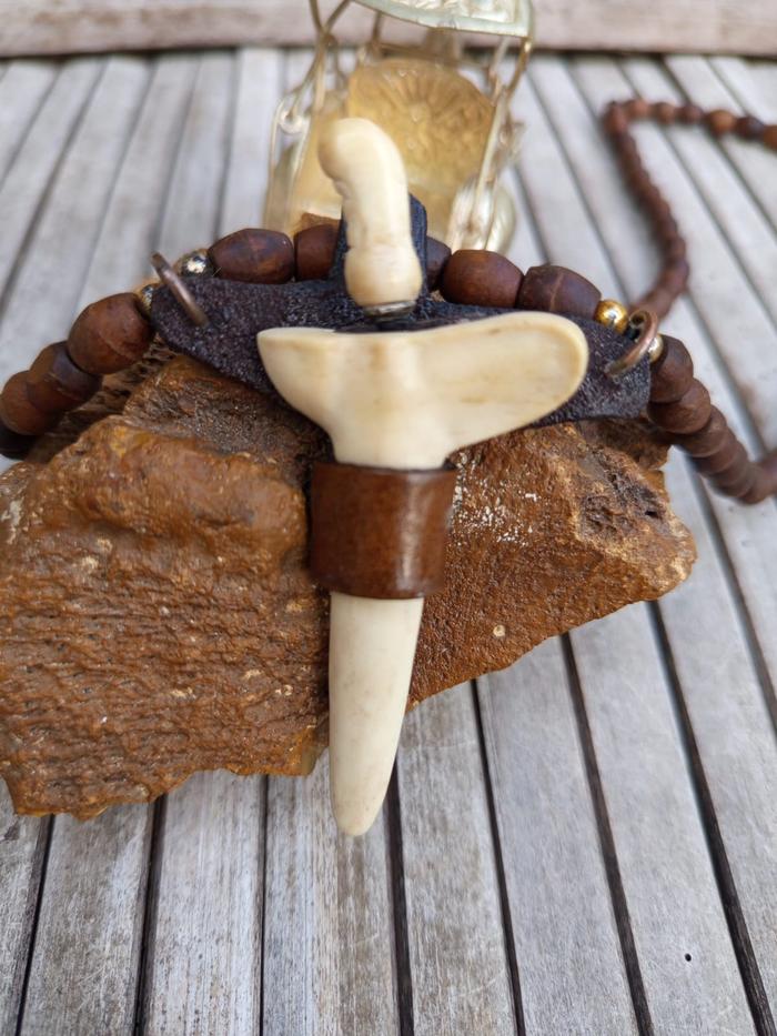 Liontin Keris Panimbal Rangka Tanduk Kidang Plus Kalung Bulir Gaharu
