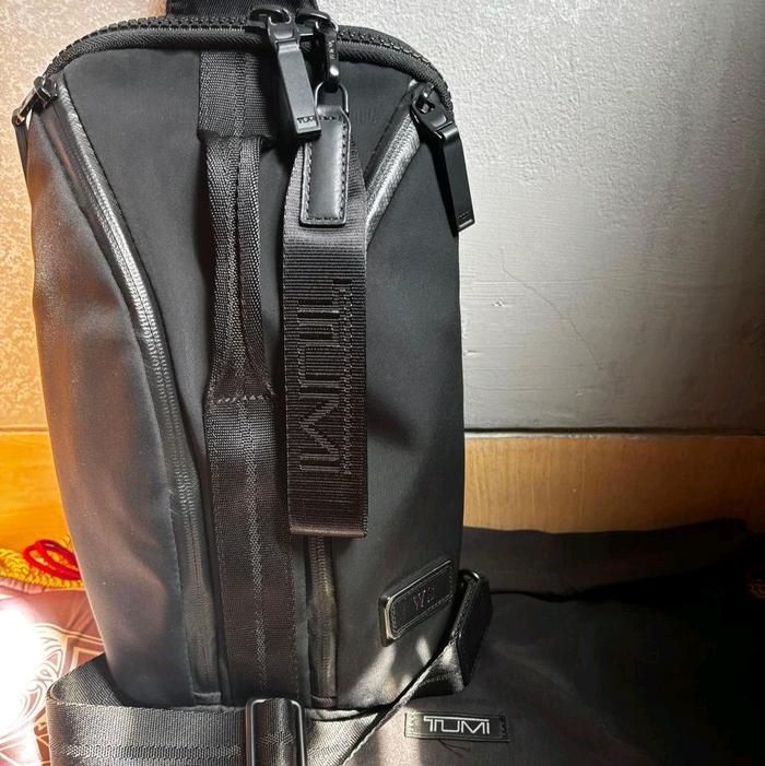 Tumi Tahoe Crosse Sling Original like new