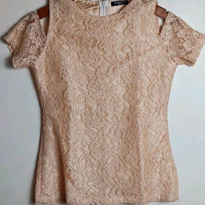 Blus brokat wanita dengan lengan pendek bolong