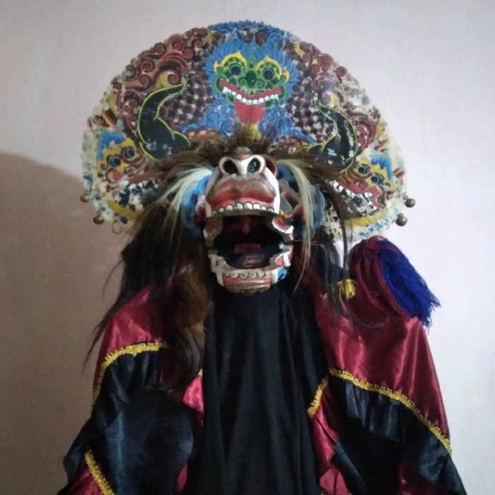 Barong Topeng Kesenian dengan Desain Wajah Unik dan Baju Merah Hitam