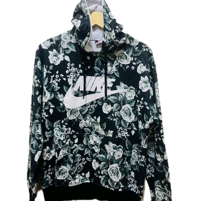 Nike Jaket Hoodie Bunga Hitam Putih dengan Logo Besar dan Desain Floral Elegan untuk Gaya Santai