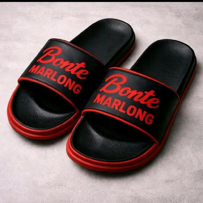 Bonte Marlong Sandal Hitam Merah dengan Desain Logo Menarik untuk Keseharian