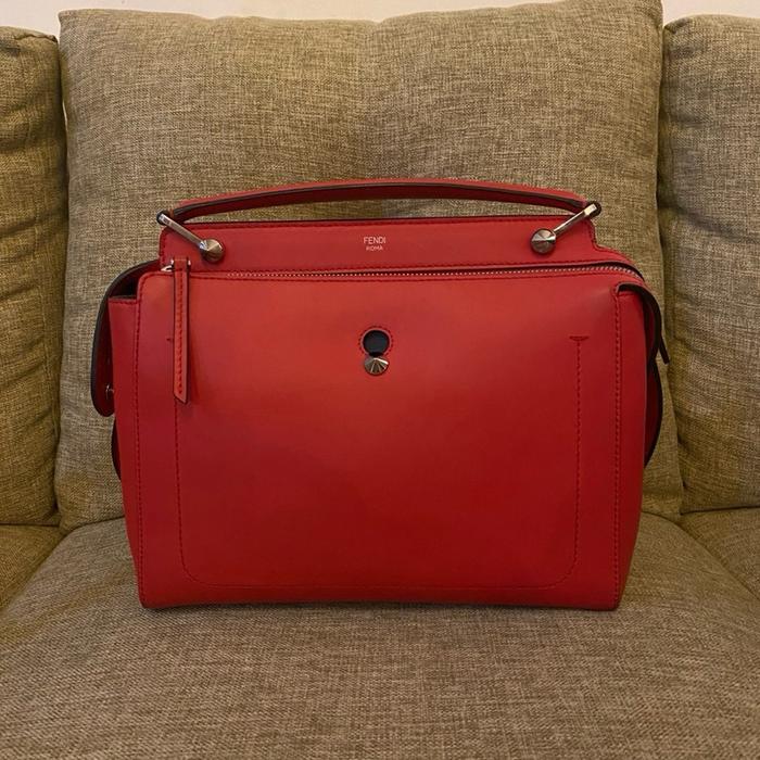 FENDI Tas Tangan Merah dengan Desain Elegan dan Praktis untuk Penggunaan Sehari-hari
