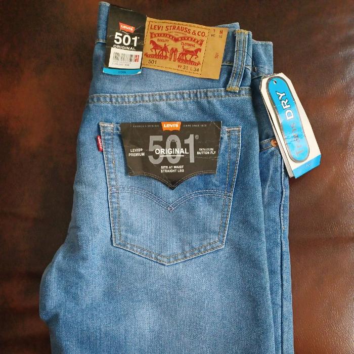 LEVI'S 501 ORIGINAL Celana Jeans Pria Model Straight Leg dengan Fit Dry dan Label Original