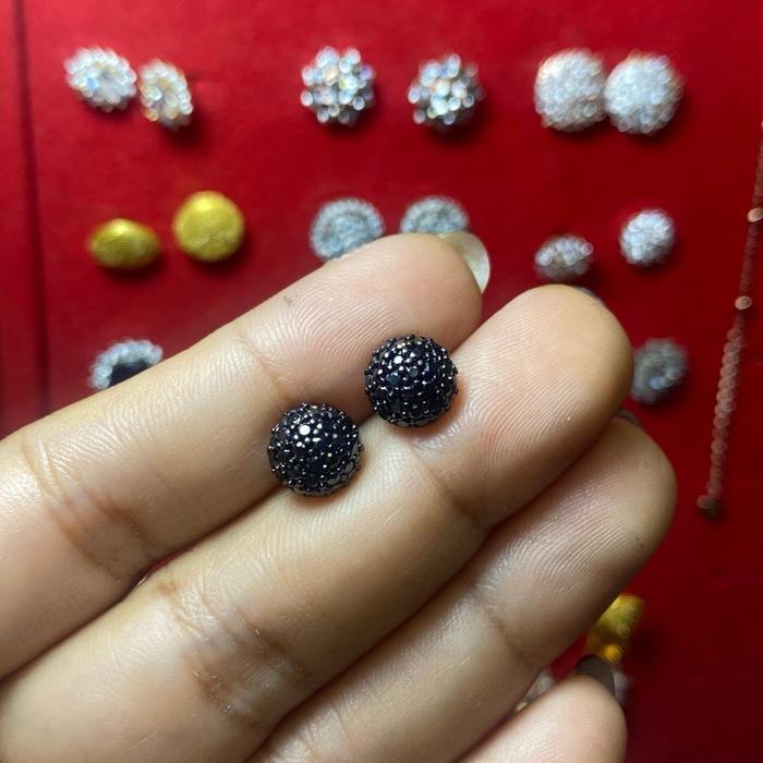 Aksesoris anting hitam bulat kecil cantik dan elegan