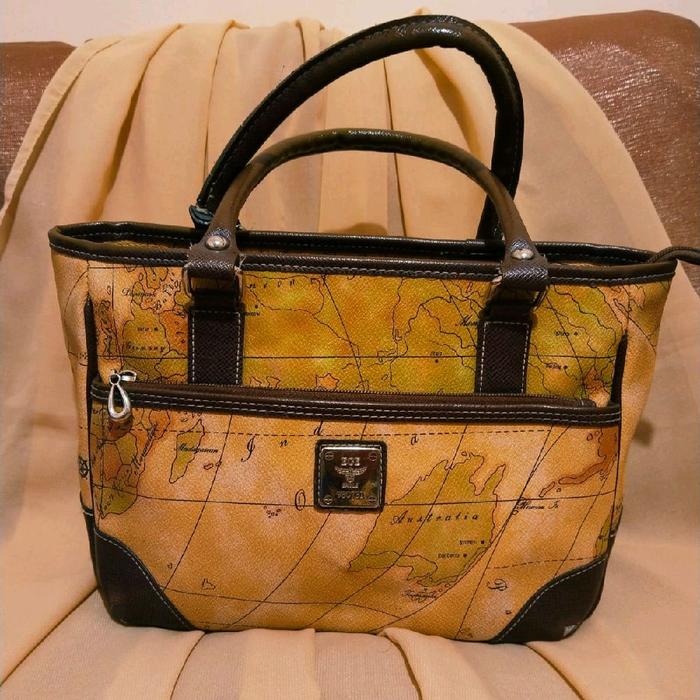 Totebag Vintage dengan Desain Peta Dunia Motif Simbol Koleksi Tas Kulit
