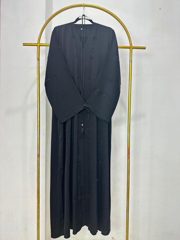 Najmat Al Mawa Abaya Dubai Hitam Elegan dengan Detail Bordir dan Kancing Depan untuk Tampilan Mewah 