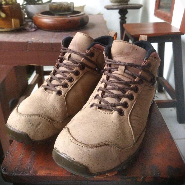 sepatu sneakers kulit mid seken brand Quechua sz 42
