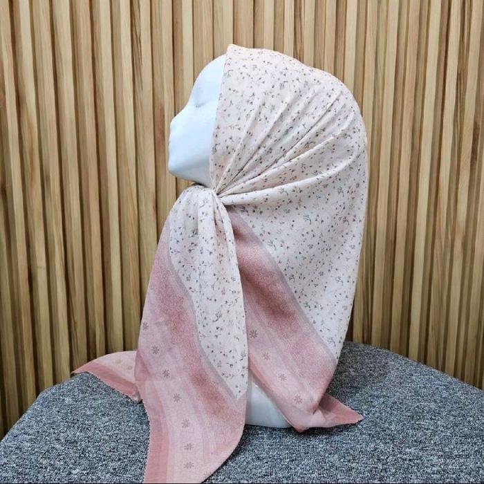 HIJAB SEGI EMPAT VOAL MOTIF BUNGA KECIL PUTIH TULANG LIS PINK