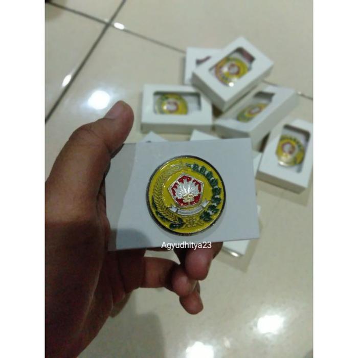 Lencana Dharma Pertiwi dan lencana persit tipis sesuai mupus