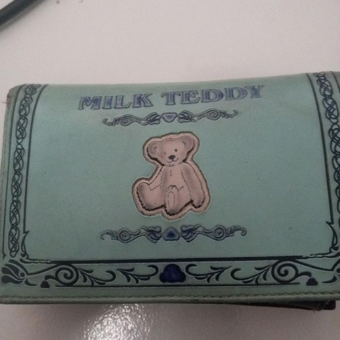 DOMPET MILK TEDDY Dengan Desain Beruang Lucu dan Motif Elegan untuk Penggunaan Sehari-hari